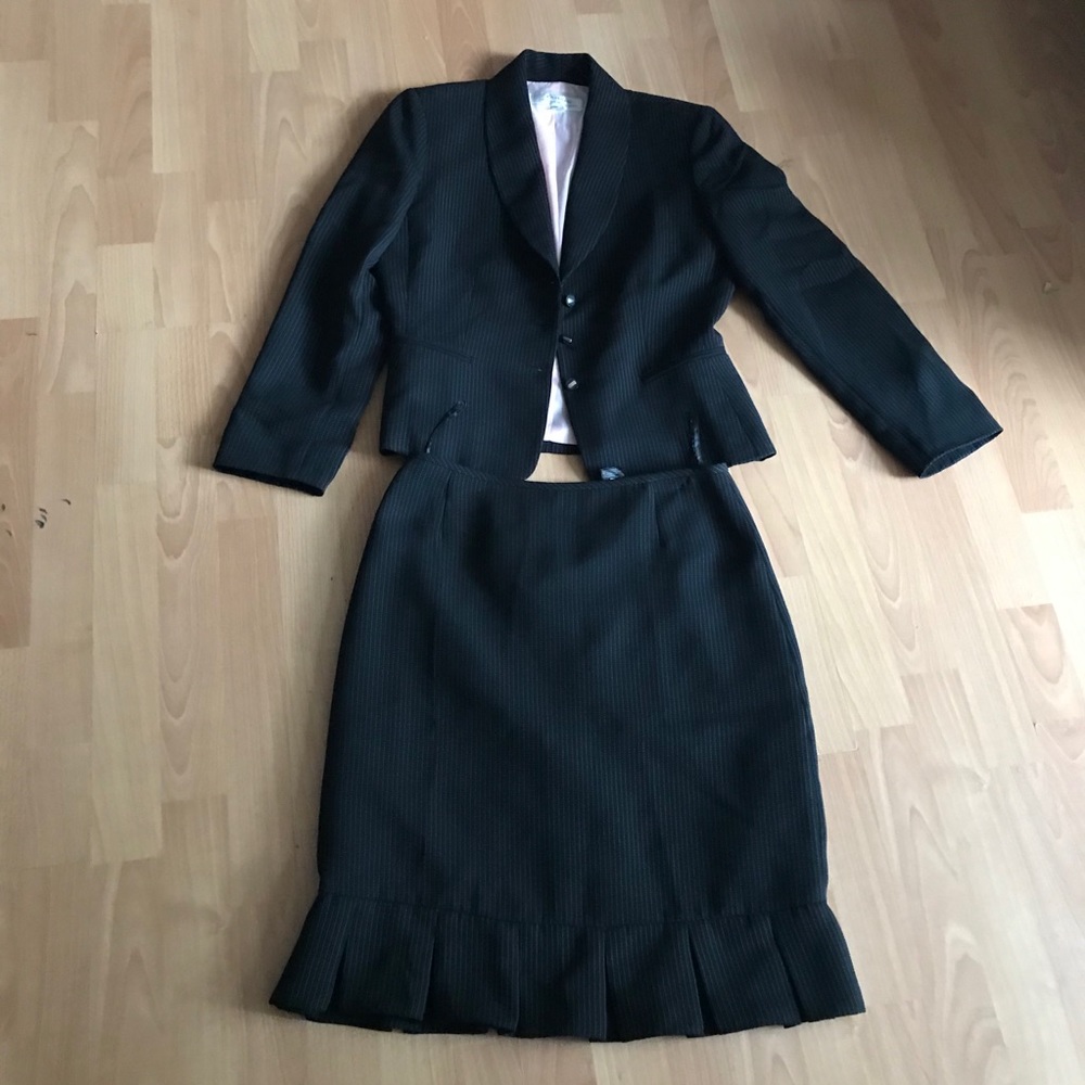 - Tahari Arthur S Levine blazer and skirt s…